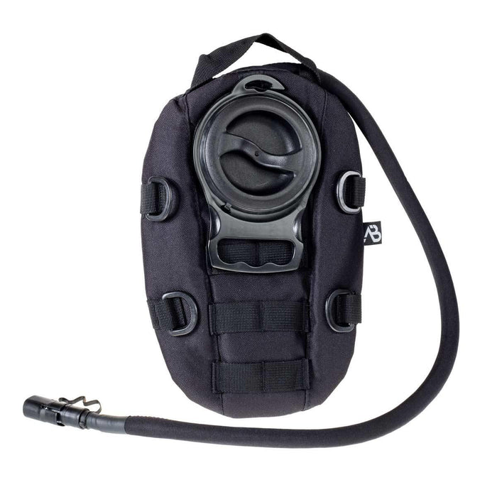 Kompaktowa czarna torba na napoje o pojemności 1,5 l, z taśmą MOLLE i elastyczną rurką do picia do trekkingu.