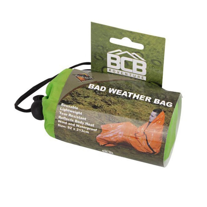 Opakowanie na torbę na złą pogodę z zieloną obwódką i brandingiem „BCB Adventure”.