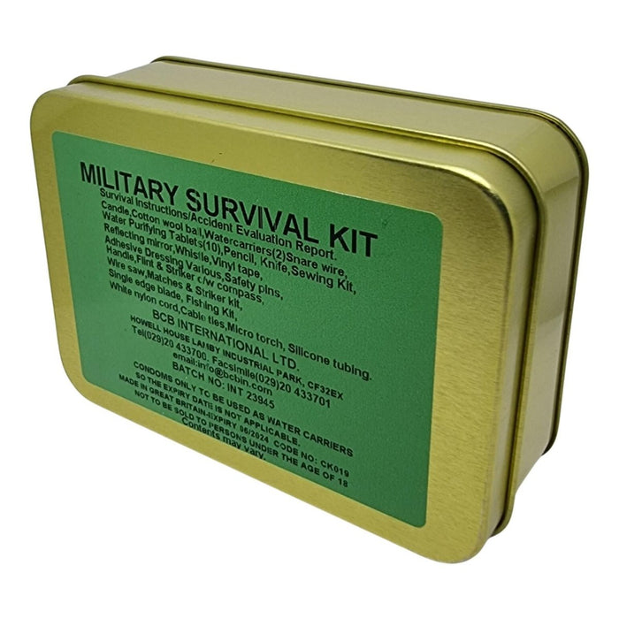 Złote metalowe pudełko z zieloną etykietą z napisem „Military Survival Kit” na białym tle