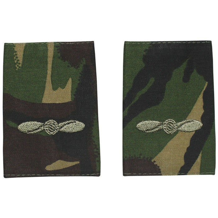 Para oryginalnych szlufek naramiennych w kamuflażu armii brytyjskiej z insygniami Leading Aircraftman wyhaftowanymi srebrną nicią