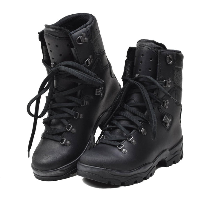 Para czarnych, oryginalnych francuskich butów wojskowych Felin Ranger z podszewką Gore-Tex i trwałą podeszwą trakcyjną.
