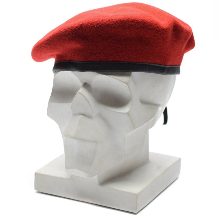 Oryginalny beret z wełny niemieckiej w kolorze koralowo-czerwonym, z regulowanym skórzanym paskiem, umieszczony na głowie manekina z białą czaszką.
