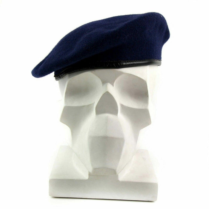 Ciemnoniebieski beret z wełny armii niemieckiej ze skórzanym wykończeniem, umieszczony na białej głowie manekina.