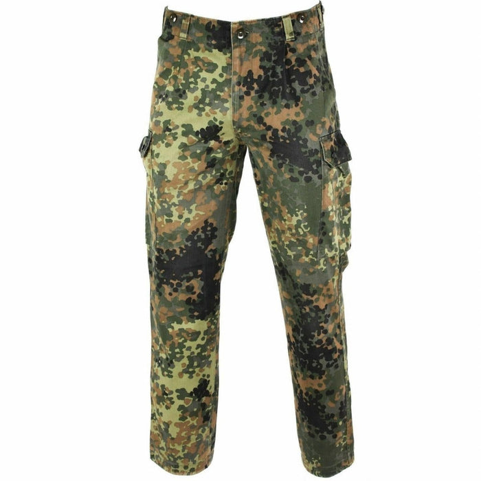 Oryginalne spodnie bojowe armii niemieckiej w kamuflażu flecktarn z wieloma bezpiecznymi kieszeniami do użytku na zewnątrz i w wojsku.