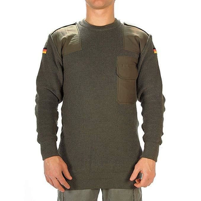 Sweter z wełny oliwnej w kolorze zielonej armii niemieckiej, ze wzmocnionymi naszywkami, kieszenią na piersi i insygniami niemieckiej flagi na rękawach.