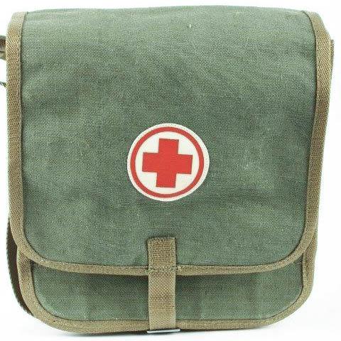 Torba na ramię dla sanitariusza polskiej armii, wykonana z wytrzymałego płótna, z symbolem czerwonego krzyża na przedniej klapie