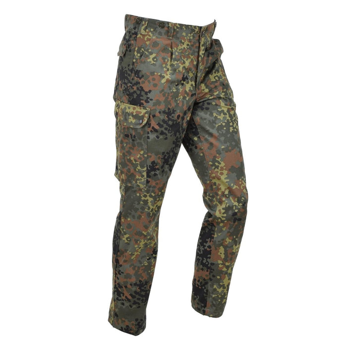 Męskie lekkie taktyczne spodnie airsoftowe Leo Köhler w kamuflażu Flecktarn z kieszeniami cargo i szlufkami.