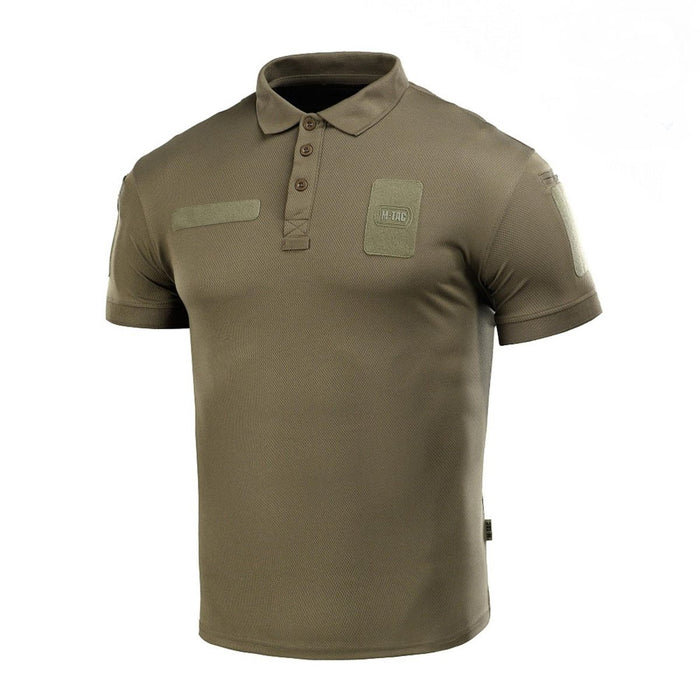 Taktyczna koszulka polo M-TAC w stylu wojskowym w kolorze oliwkowym, wykonana z oddychającego, lekkiego materiału i naszywkami na rzepy.