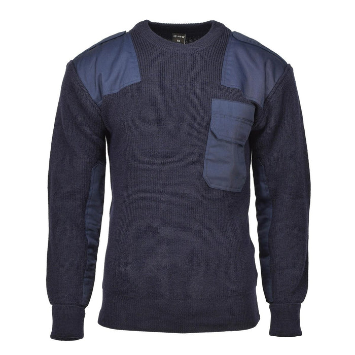 Sweter w kolorze granatowym z naszywkami na białym tle
