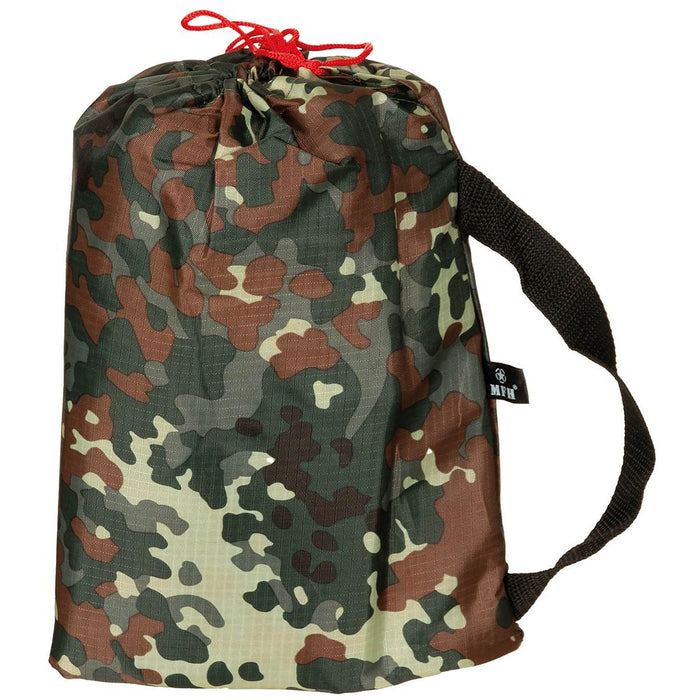 Wodoodporna osłona plandekowa MFH w niemieckim kamuflażu Flecktarn z zamknięciem na sznurek i czarnym uchwytem do przenoszenia