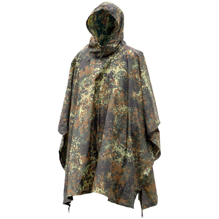 Poncho Mil-Tec w stylu militarnym w kamuflażu Flecktarn, lekkie, wodoodporne, z kapturem i oczkami do stosowania w schronisku.