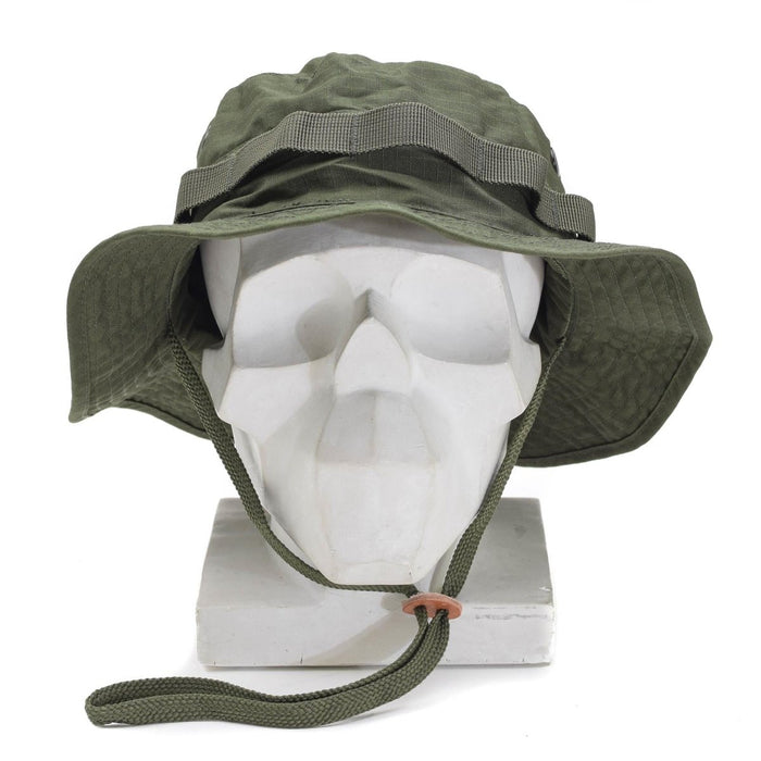 Kapelusz typu boonie typu boonie typu boonie w stylu wojskowym Mil-Tec w kolorze oliwkowym, z paskiem pod brodą i pętelkami w roślinność, przeznaczony do użytku outdoorowego i taktycznego.