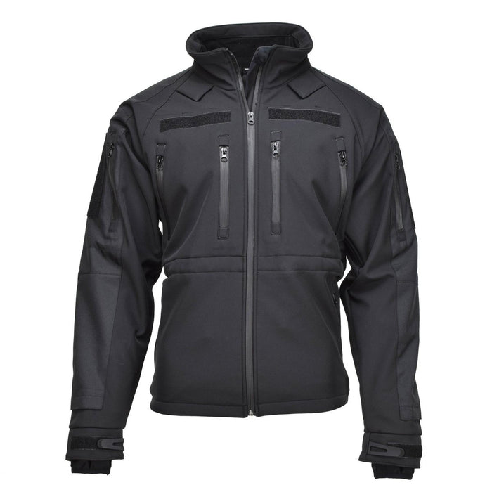 Czarna kurtka softshell MIL-TEC z kieszeniami zapinanymi na zamek, wiatroszczelna, wodoodporna i oddychająca odzież aktywna do użytku na zewnątrz.