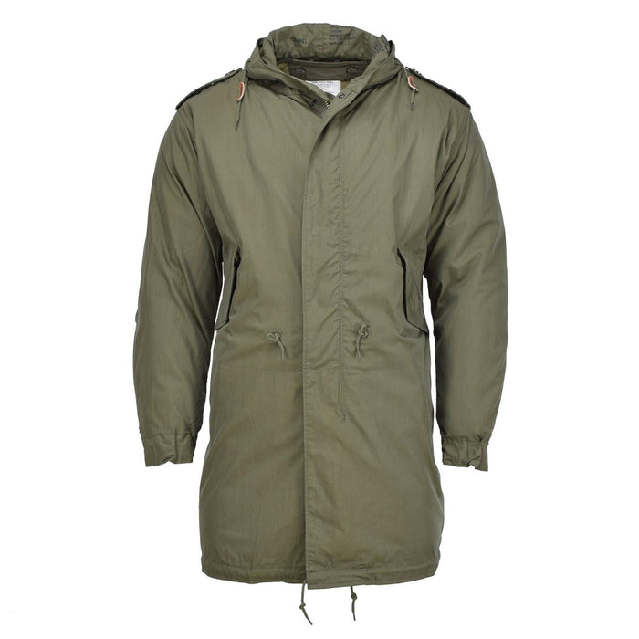Oliwkowa parka MIL-TEC M51 w stylu wojskowym z kapturem, wykonana z wytrzymałego materiału i pikowaną, odpinaną podszewką, zapewniająca wszechstronną odzież na świeżym powietrzu