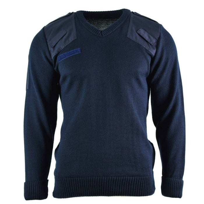 Granatowy sweter brytyjskiej policji Commando Jumper z dekoltem w kształcie litery V, wzmocnionymi ramionami oraz ściągaczami w mankietach i talii.