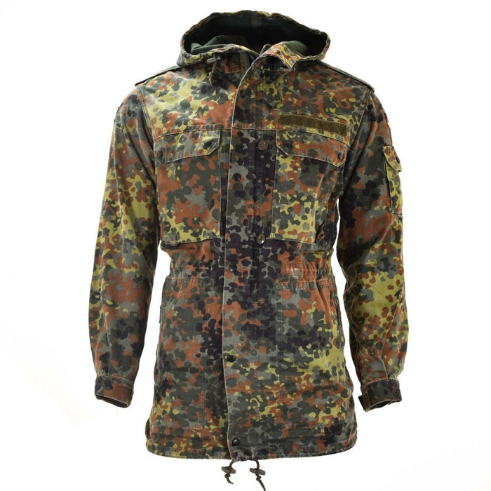 Oryginalna kurtka polowa armii niemieckiej w kamuflażu Flecktarn z podszewką, kapturem, regulowanymi mankietami i wieloma kieszeniami