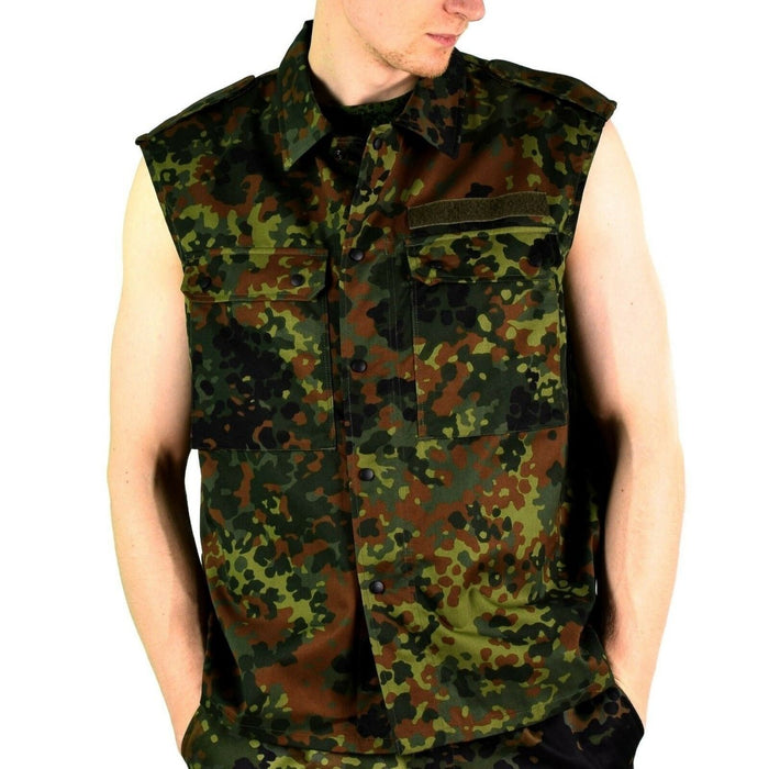 Kamizelka taktyczna w kamuflażu flecktarn armii niemieckiej bez rękawów, z wieloma kieszeniami i zapinana na guziki z przodu, do użytku na zewnątrz i w walce