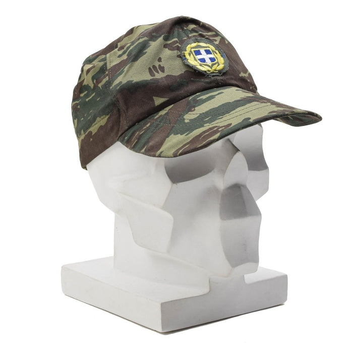 Czapka polowa w kolorze greckiej jaszczurki z nadwyżek wojskowych, z greckim emblematem, trwała i przeznaczona do użytku na zewnątrz.
