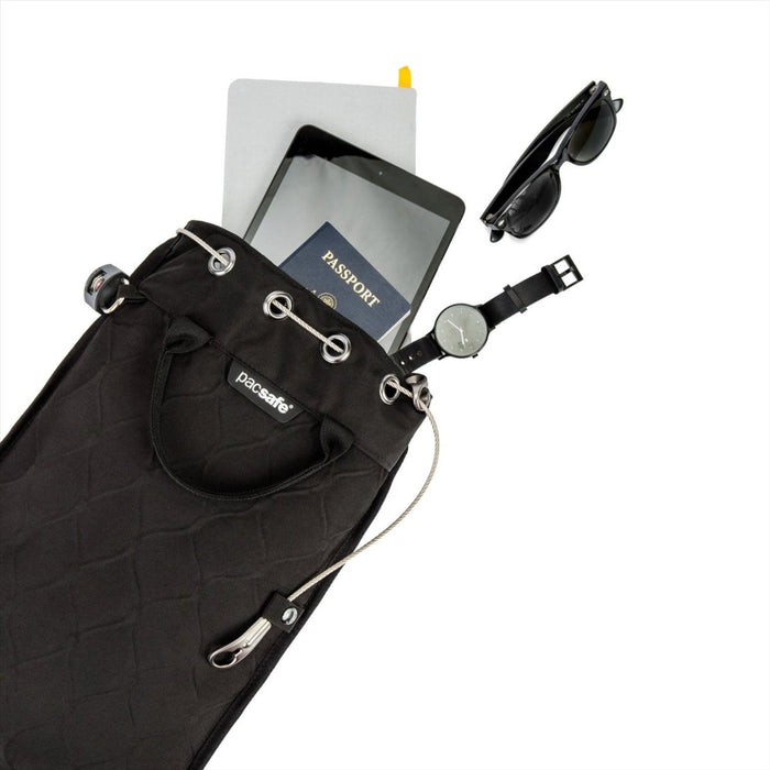 Czarna, przenośna, odporna na przecięcia torba podróżna Pacsafe Travelsafe GII 5L ze sznurkiem i widocznymi niezbędnymi akcesoriami podróżnymi