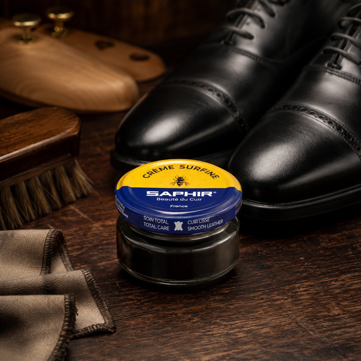 Saphir Creme Surfine Krem do butów skórzanych 50ml Pielęgnacja wosku pszczelego w kolorze czarnym
