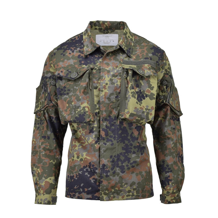 TACGEAR Niemiecka kurtka polowa w stylu wojskowym z trwałym kamuflażem Flecktarn i wieloma praktycznymi kieszeniami.