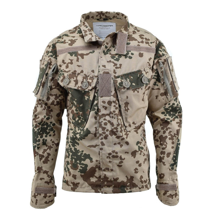 Kurtka polowa komandosów TACGEAR Desert Flecktarn w stylu wojskowym, ze wzmocnionymi łokciami i wieloma kieszeniami do zastosowań taktycznych.