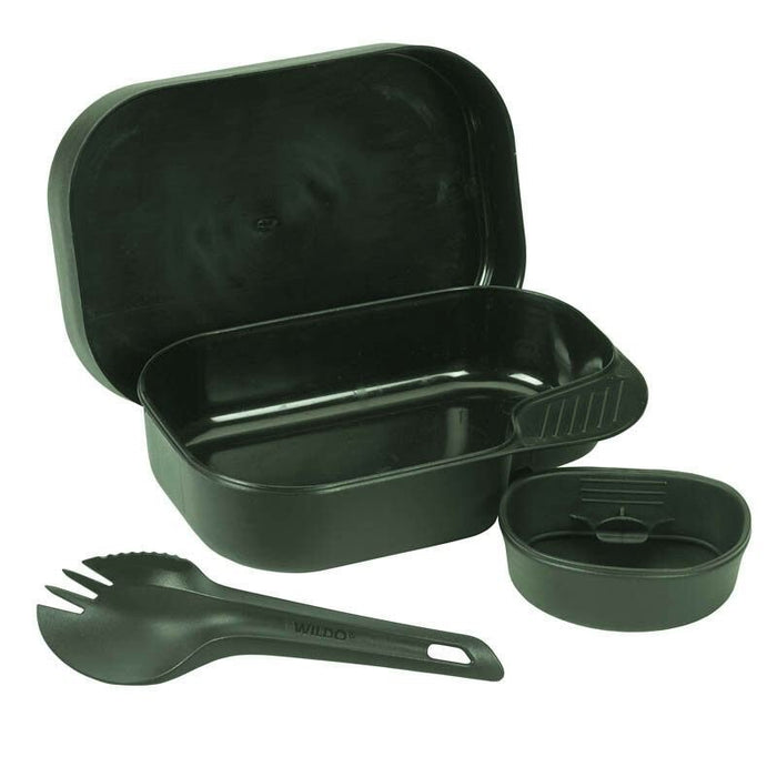 Zestaw Wildo Camp Box w kolorze oliwkowym, składający się z talerza, kubka i łyżki, wykonanych z trwałego plastiku niezawierającego BPA, do spożywania posiłków na świeżym powietrzu.